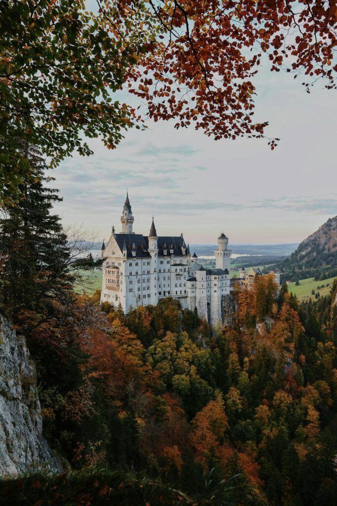Bajkoviti dvorac Neuschwanstein na brežuljku